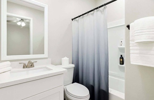 Glendale Apartment | Premium 3Bed/2BR/2Bath/70" Smart TV/2Bath