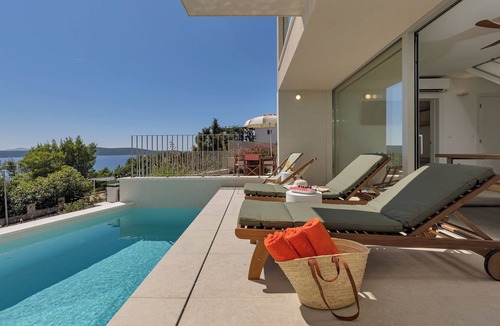 Zavala Villa | Premium 3BR Villa Vista Divina w/Pool