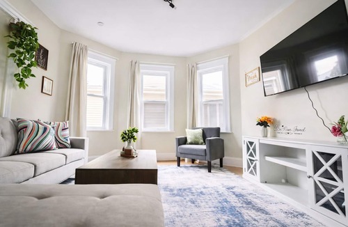 East Somerville Apartment | Premium 4BD/2BA Near Boston Encore Casino Train