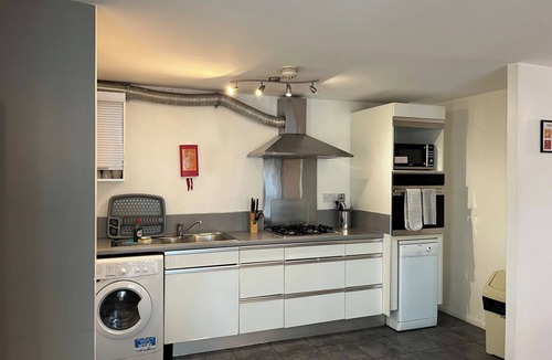 Bunhill Apartment | Premium 4Pax Apartment with Kitchen