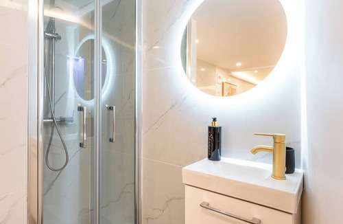 Pere Lachaise Apartment | Premium Apartment with Private Jacuzzi Sleeps- Chine 1