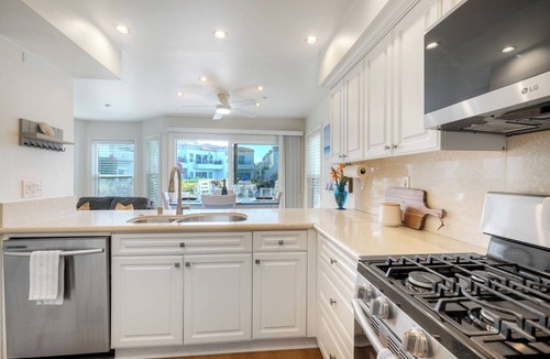 Townsite Condo | Premium Beachfront Stay Ground Floor, 2 Parking Spots, Community Jacuzzi EV Charging