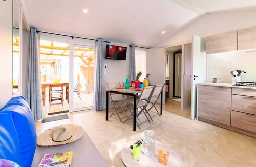 Asserac House | Premium Côté Sable Mobile Home, 4 Rooms, Sleeps 6 + TV