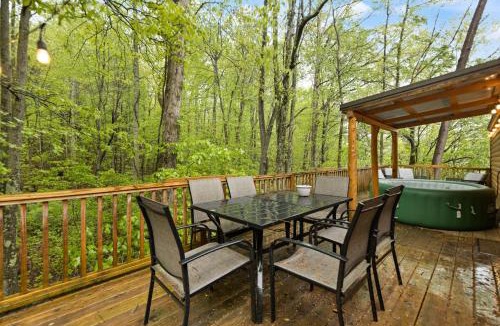 Stanton House | Premium Creekside Cabin Hot Tub, Red River Gorge
