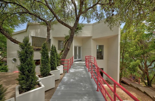 Oak Shores On Lake Austin House | Premium Lake Austin Lakeside Bedrooms. 6 Hole Mini Golf Course and Waterfall