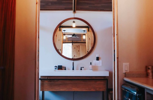 Bastrop Cabin | Premium Lakefront Cabin #2: The Magnolia (Austin)