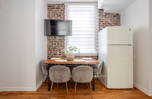 Shaughnessy Village Apartment | Premium Location | Stylish 3BR downtown Montreal
