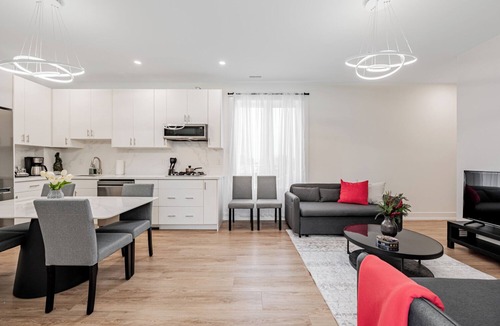 Oakwood Village Apartment | Premium new-build 3 BD,3 bath Apartment
