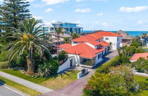 Orewa House | Premium Orewa Beachside Escape - Backyard & BBQ