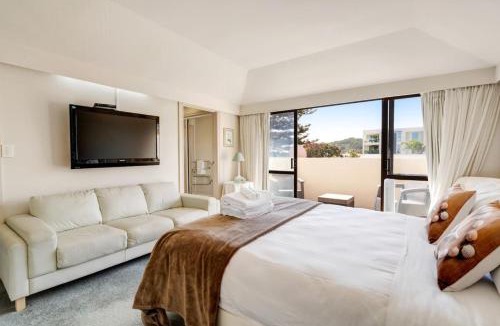 Orewa House | Premium Orewa Beachside Escape - Backyard & BBQ