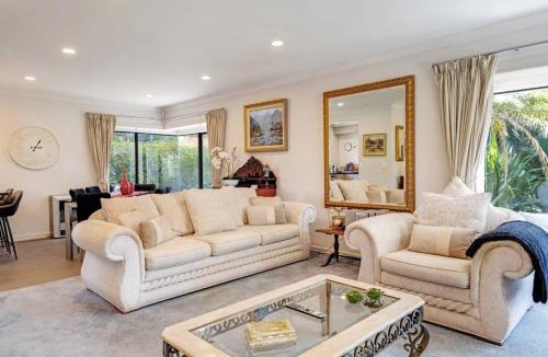 Orewa House | Premium Orewa Beachside Escape - Backyard & BBQ