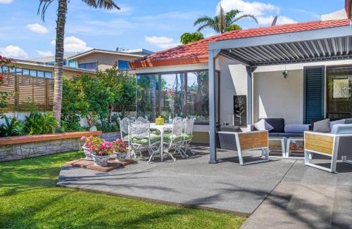 Orewa House | Premium Orewa Beachside Escape - Backyard & BBQ