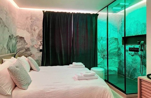 Le Grand Large Apartment | Premium romantic accommodation 50m from the beach