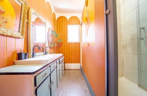 Biscarrosse Plage House | Premium room with queen bed and private shower