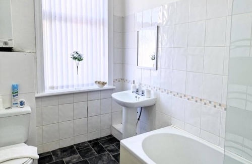 Burnley House | Premium Single room with Shared Bathroom Room 3