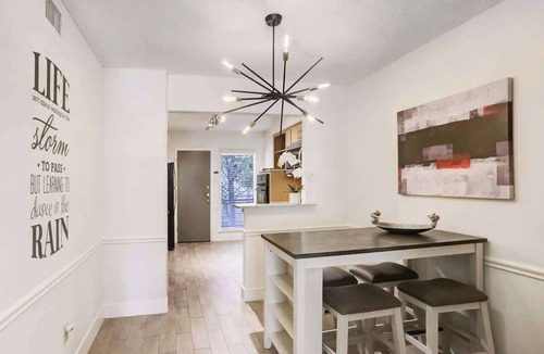 Uptown Apartment | Premium Stay Galleria Area | 2 BR & BA | 204