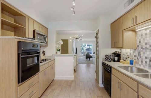 Uptown Apartment | Premium Stay Galleria Area | 2 BR & BA | 204