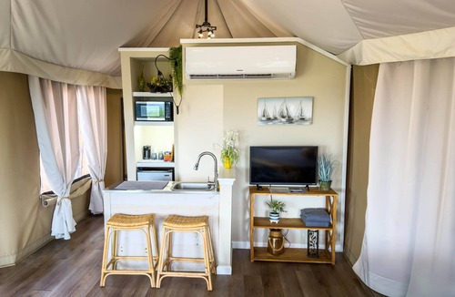 Oatmeal Cabin | Premium Suite 4 - Safari Tent - Outdoor Soaking Tub