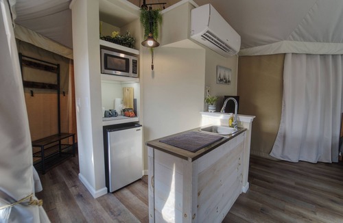 Oatmeal Cabin | Premium Suite 4 - Safari Tent - Outdoor Soaking Tub