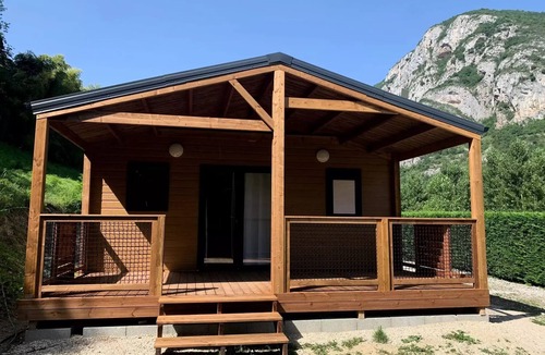 Alliat Ski Chalet | Premium vanilla chalet sleeps 6