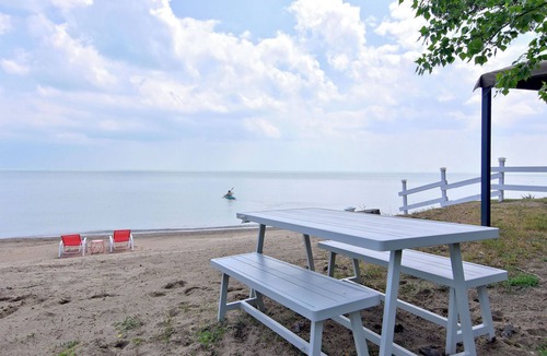 Ruthven Cottage | Prepare to fall in love with this adorably tropical beach front property!