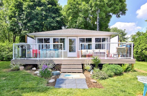 Ruthven Cottage | Prepare to fall in love with this adorably tropical beach front property!