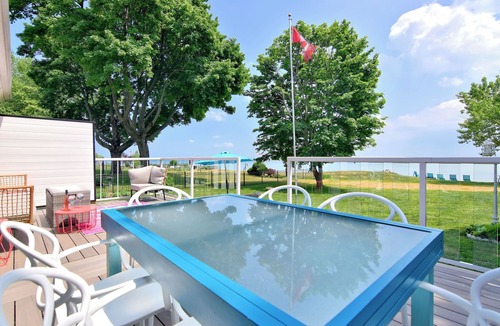 Ruthven Cottage | Prepare to fall in love with this adorably tropical beach front property!