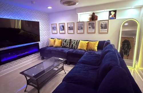 Paterson Apartment | Presidential Suite Inspired Apt 35-mins from NYC