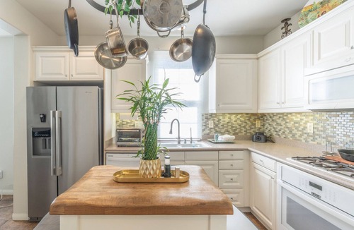 Oak Creek House | ✅ Presidential Suite: Private bath in stylish 3BR home with shared common area.