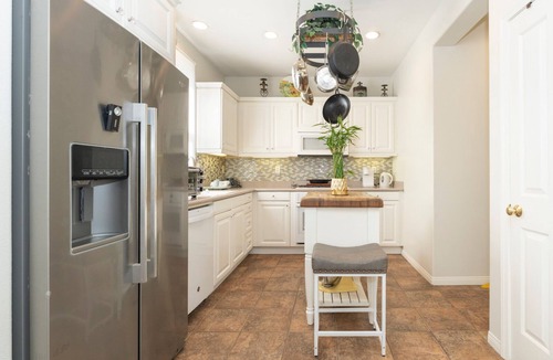 Oak Creek House | ✅ Presidential Suite: Private bath in stylish 3BR home with shared common area.