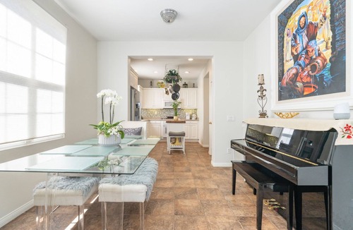 Oak Creek House | ✅ Presidential Suite: Private bath in stylish 3BR home with shared common area.