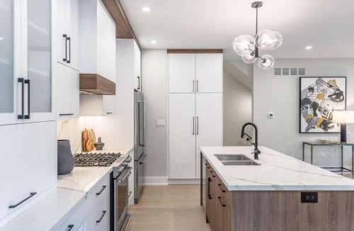Beaconsfield Village Apartment | Prestige 3BR Luxury Living in Queen West