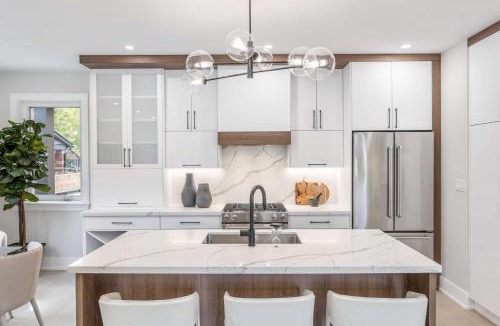 Beaconsfield Village Apartment | Prestige 3BR Luxury Living in Queen West