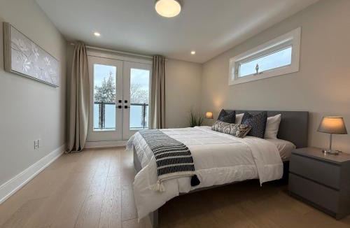 Beaconsfield Village Apartment | Prestige 3BR Luxury Living in Queen West