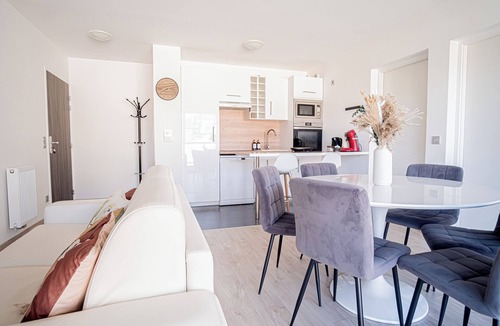 Hincmar Apartment | Prestige Apartment & Cathedral View