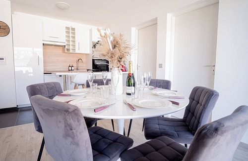 Hincmar Apartment | Prestige Apartment & Cathedral View