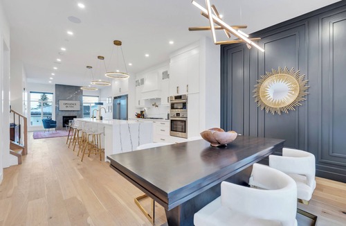 Killarney House | PRESTIGE: Luxe 5BR, King Beds, A/C, Free Parking + EV Charger