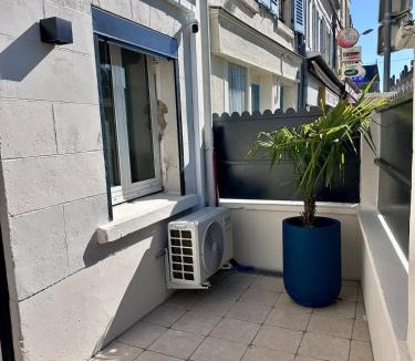 Soissons Apartment | Prestige Suite with Private Hot Tub Sauna Balneotherapy