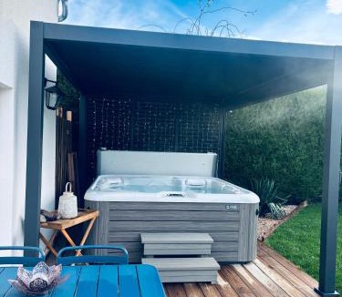 Pamfou House | PrestigeLodgesFontainebleau, Maison polynésienne & jacuzzi privé