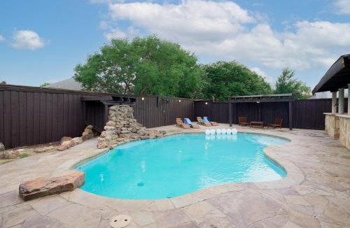 Sachse House | Prestigious 5BR 3,5BA Holiday Home with Pool, Sauna, Game Room & Bar