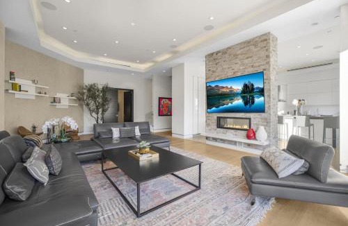 Hollywood Hills House | Prestigious Hillside Villa W. Pool, Theater, Views