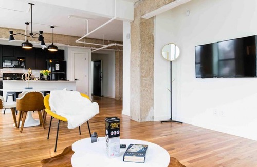 Turtle Creek Apartment | Prestigious Oak Lawn Loft With King Bed