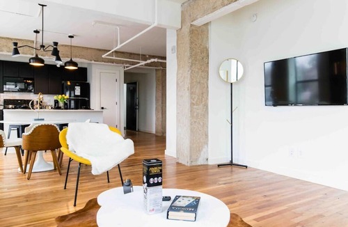 Turtle Creek Apartment | Prestigious Oak Lawn Loft With King Bed