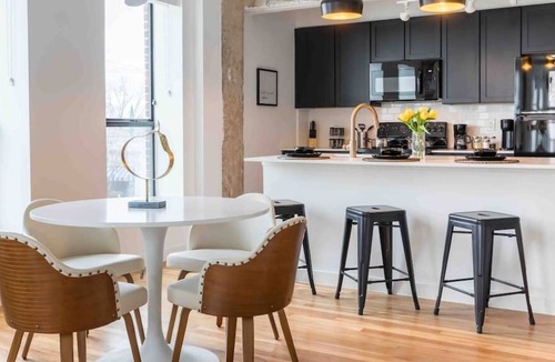 Turtle Creek Apartment | Prestigious Oak Lawn Loft With King Bed