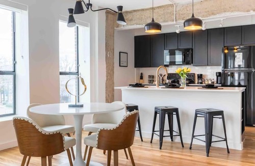 Turtle Creek Apartment | Prestigious Oak Lawn Loft With King Bed