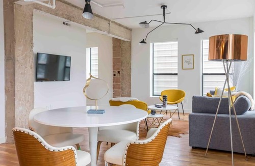Turtle Creek Apartment | Prestigious Oak Lawn Loft With King Bed