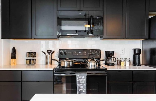 Turtle Creek Apartment | Prestigious Oak Lawn Loft With King Bed