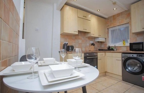 Gillingham House | Prettide Suite- 1 free parking