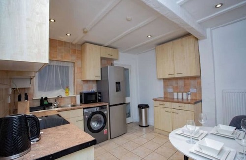 Gillingham House | Prettide Suite- 1 free parking