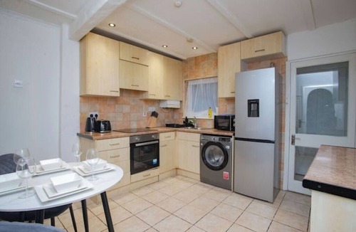 Gillingham House | Prettide Suite- 1 free parking